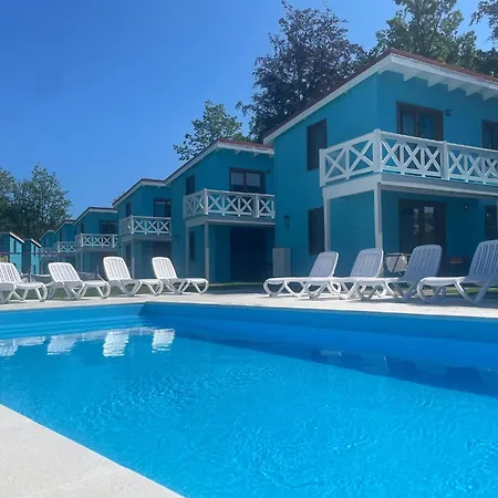 Comfortable No 6 , Summer Pool